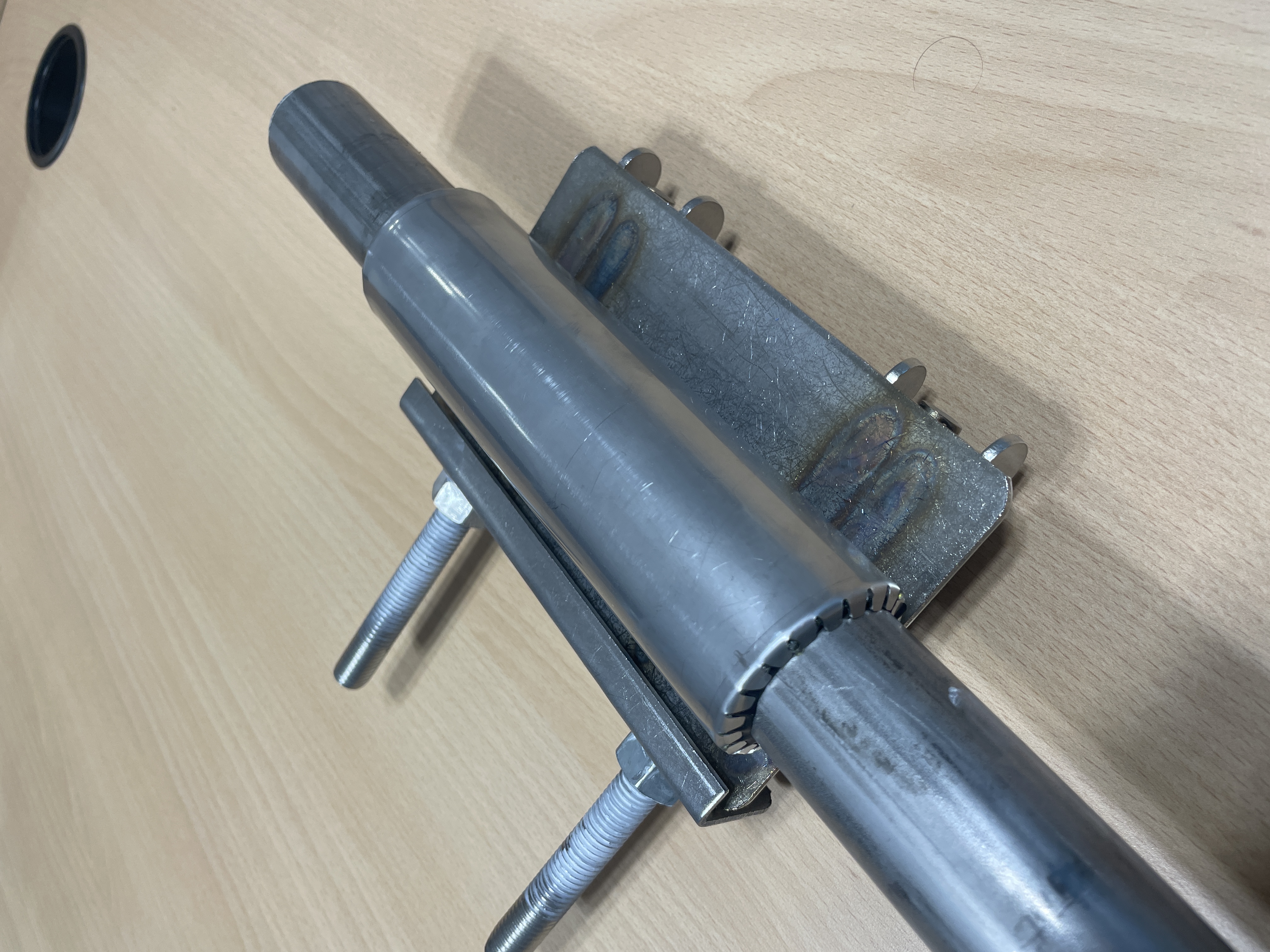 Leschhorn LS1-40-44-150-WS-EPDM-HT-V2A einteilig mit Seitenverstärkung (WS) und Griffleiste DN32; Material 1.4301, Gummidichtung spitz zulaufend, zweifach verschraubt, Bereich 40-44, BL 150, EPDM-HT 150°C, PN16, Drehrichtungpfeil, Herstellungsdatum - LS1 Edelstahl Reparaturschelle mit Seitenverstaerkung