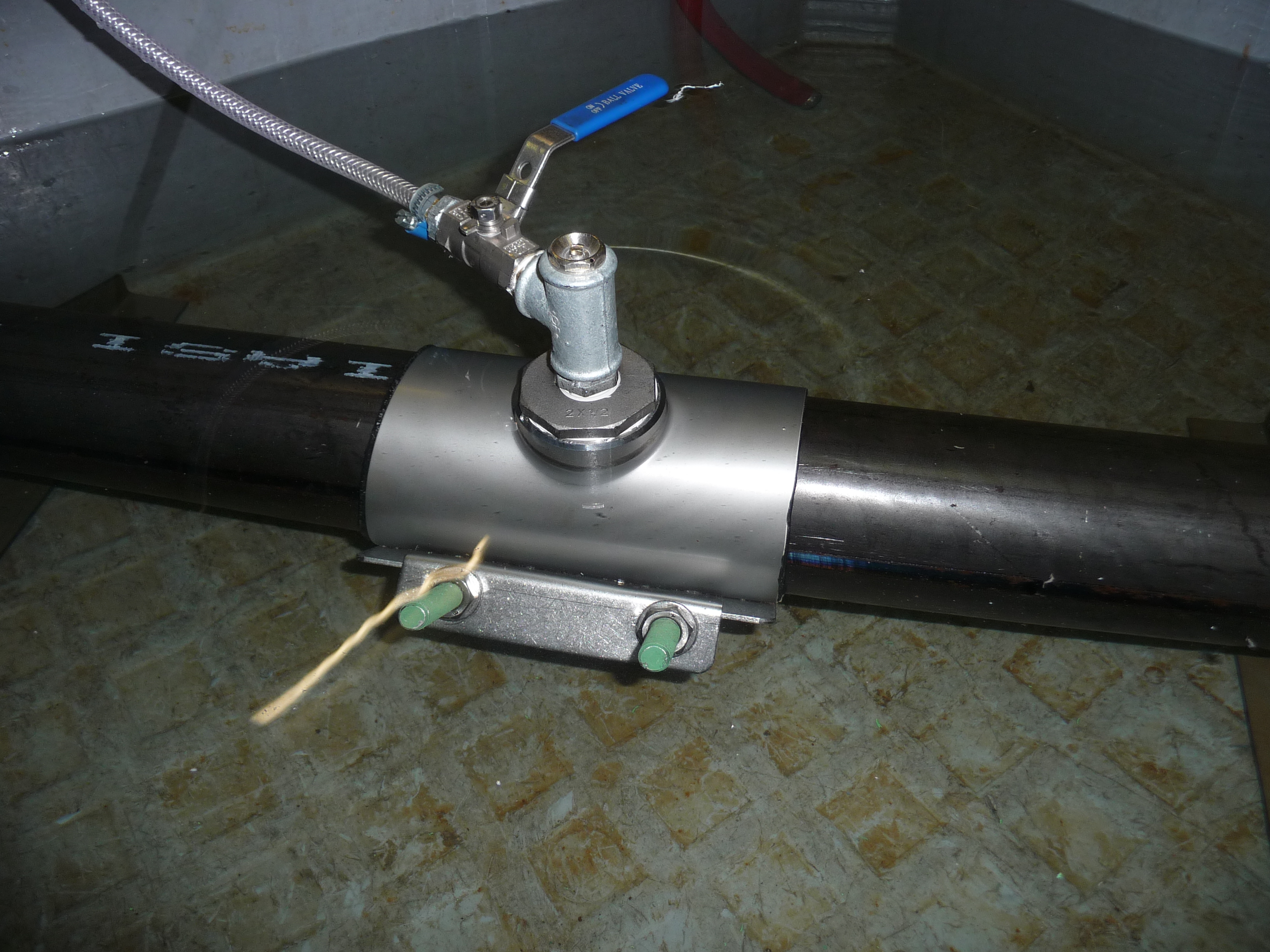 Leschhorn LS2-A-545-565-700-2-IG-EPDM-V2A  Edelstahl-Anbohrschellen zweiteilig Gewindeabgang 2-IG Spannbereich 545-565  BL700, Dichtung: EPDM, Material: 1.4301 (V2A, AISI 304), PN 6 bar Wasser, PN 1 bar Gas - LS2 Drucktest