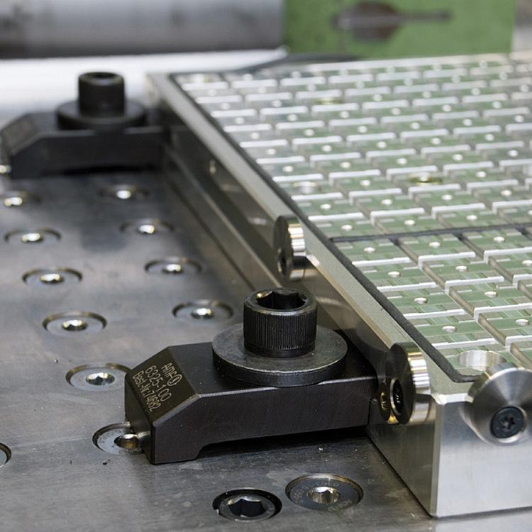 AMF 6325 Spannpratze für Maschinenschraubstöcke, Paar, A1xA2: 10x5,5, A: 22,5, B1: 16,5 - LE 6325 Spannpratze fuer Maschinenschraubstoecke - Paar-Anwendung