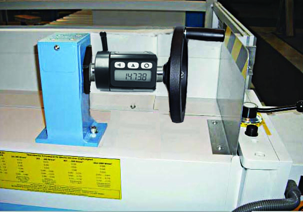 Fiama EP9L-A-F25 Elektronische Positionsanzeige, programmierbar, digital und präzise,  A: Horizontaler Antrieb, rechte Montage, Hohlwelle 25mm Gehäuse Aluminium, schwarz eloxiert, batteriebetrieben - Fiama EP9L Elektronische Positionsanzeige, programmierbar, digital und praezise_Anwendung2