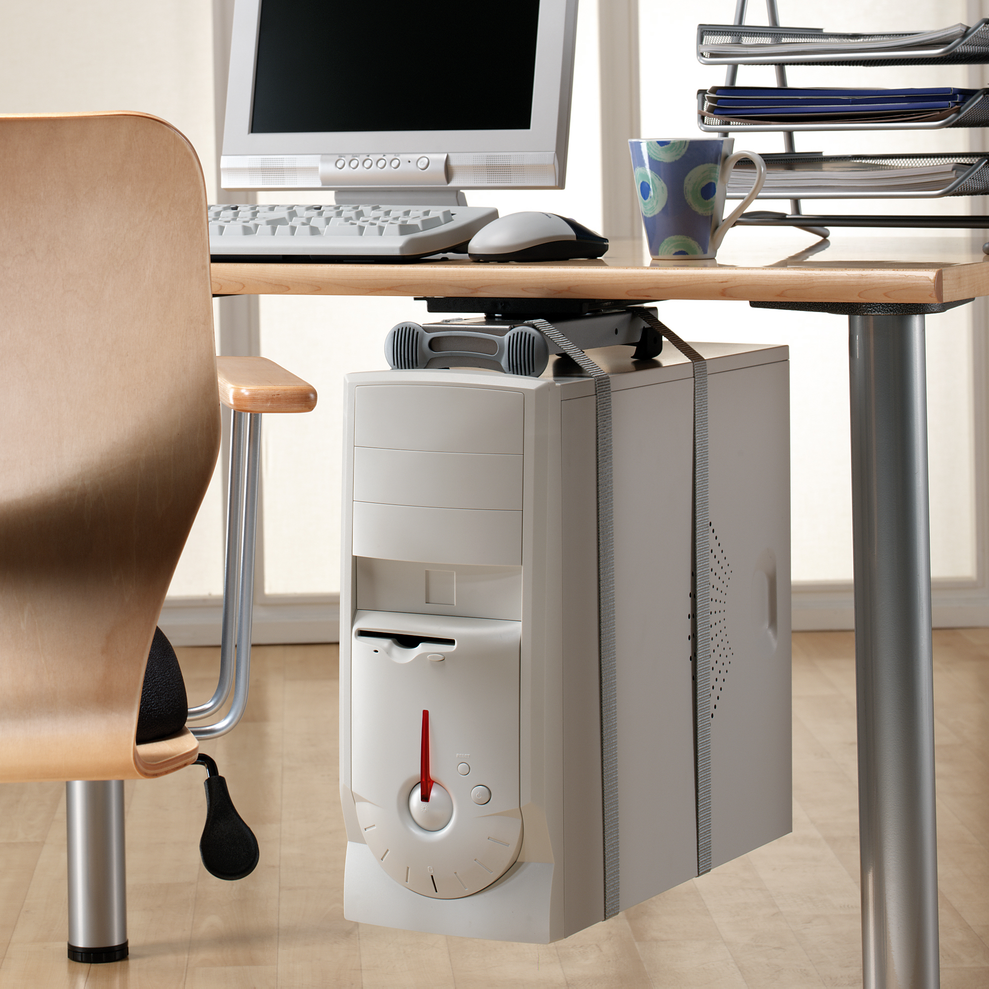 Accuride EGCPUH-005SL CPU-Halter silber, der Halter ist unter dem Tisch auf einer Gleitschiene montiert und in jeder Schienenposition um 360° schwenkbar - Anwendung