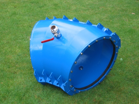 Leschhorn LS2-SB-DN 100 Übergangskupplung, Seite A min. RohrØ= 113 mm, Seite B max. RohrØ= 129 mm, KapselØ= 190 mm, Kapsellänge= 300mm, Druck PN16, Material: Edelstahl 1.4301, Dichtung EPDM, Oberflächenschutz gebeizt und passiviert. - LS2-TK Transitional Kupplung mit Kugelhahn