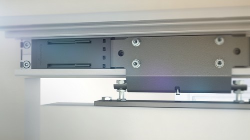 Accuride DA0116-0120RC Linearführung1,2m Schiene x 1 - Accuride DA0116RC Linearfuehrung Anwendungsbeispiel Tuerbeschlag