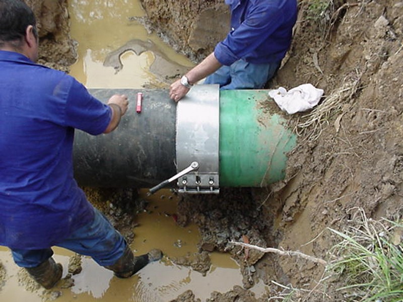Leschhorn Rohrkupplung zur Verbindung von Rohren mit unterschiedlichen Außendurchmessern TRANS5, z.B. für DN 250 ( Stahlrohr Ø 273 kombiniert mit Stahlrohr mit PE-Umhüllung Ø 278), 2 oder 3 Verschlüsse - Installation einer Stahlrohrleitung -Klaeranlage-