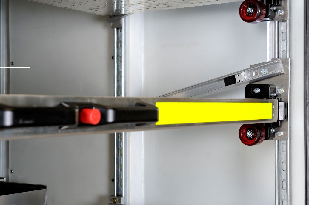 Accuride DBHAND-2 Verriegelungshebel mit Einhalterungsmechanismus 1x Hebel und Druckknopf gelb, 2x Stütz- Verriegelungsblöcke, Stifte, Knopfdruck-Kraft: 120N - Accuride DBHAND-Einsatz small