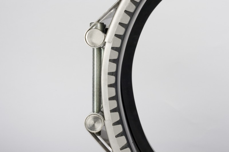 Leschhorn Rohrkupplung zur Verbindung von Rohren mit unterschiedlichen Außendurchmessern TRANS5, z.B. für DN 250 ( Stahlrohr Ø 273 kombiniert mit Stahlrohr mit PE-Umhüllung Ø 278), 2 oder 3 Verschlüsse - TRANS - Detail Rohrkupplung