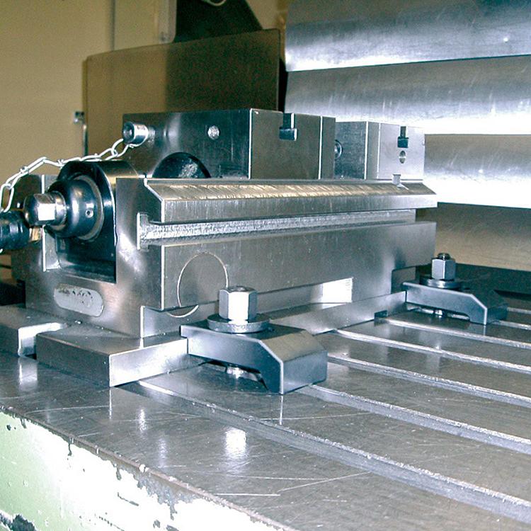 AMF 6325G Spannpratze für Maschinenschraubstöcke, Paar, A1xA2: 10x5,5, A: 22,5, B1: 16,5 - LE 6325G Spannpratze fuer Maschinenschraubstoecke - Paar-Anwendung