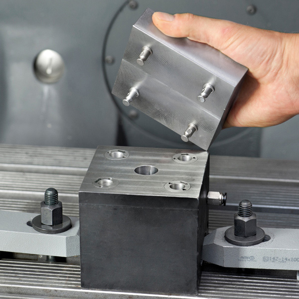 AMF 6203SP140 Einbau-Spannmodul, pneumatisch Einschraubversion, Größe SP140, Haltekraft 500N - AMF 6203SP Einbau-Spannmodul - Einschraubversion-Anwendung1