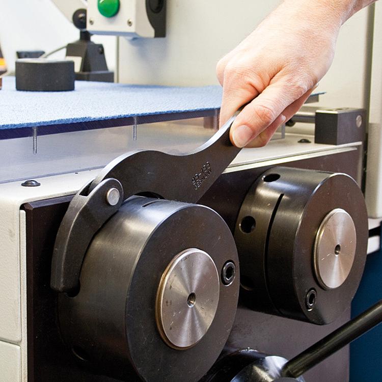 AMF 776D-16-22x2,5 Gelenk-Hakenschlüssel mit Zapfen, Industrieausführung, Größe : 16-22, ØD: 2,5, L: 135 - LE 776D Gelenk-Hakenschluessel mit Zapfen - Industrieausfuehrung-Anwendung