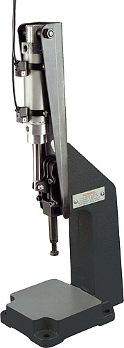 Kipp K0096.0600 KNIEHEBELPRESSE FORM A, PNEUMATIKAUSFÜHRUNG, P=600 daN - KIPP K0096 Kniehebelpressen Pneumatikausfuehrung