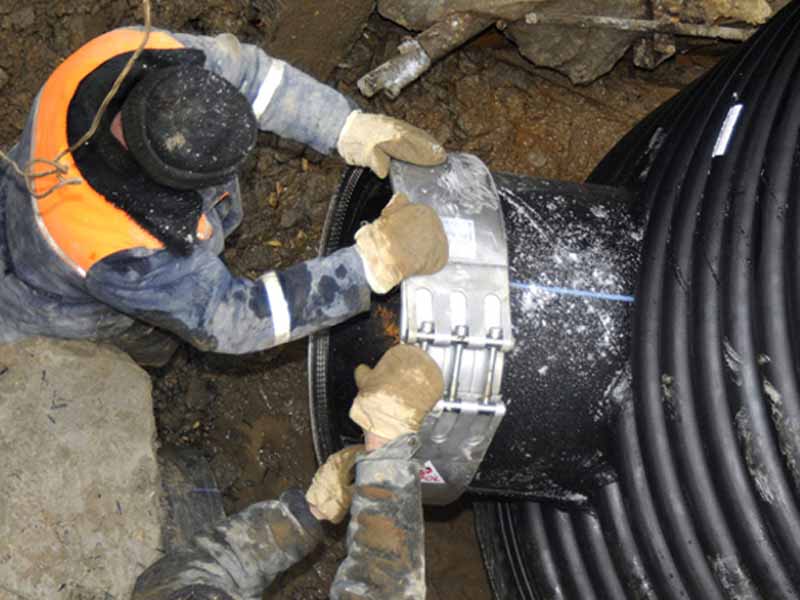Leschhorn LSGRIP Rohrkupplung mit  zugfester Verbindung, DA 450; Bereich 457-460; PS 10; BL 146; - Zugfeste Installation bei einem Schacht aus PE