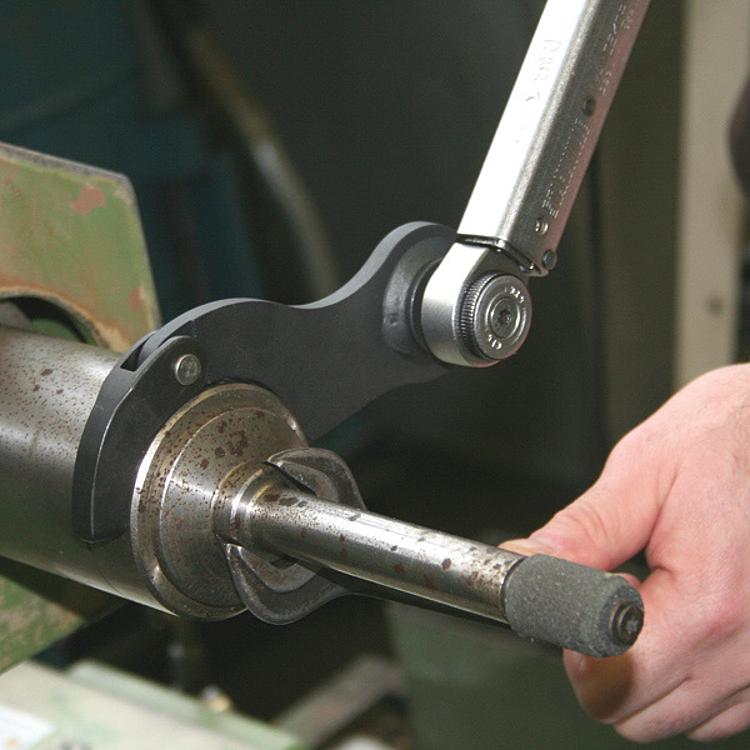 AMF 776Md-35-60 Gelenk-Hakenschlüssel mit Zapfen und Aufnahme für Drehmomentschlüssel, Größe : 35-60, ØD: 4, S: 75, T: 5 - LE 776Md Gelenk-Hakenschluessel mit Zapfen undAufnahmefuerDrehmomentschluessel-Anwendung