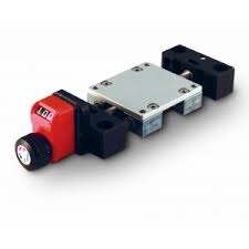 Fiama OP2-A-5,0-SX-10-R mechanische digitale  Positionsanzeigen, Ansicht A horizontal, Steigung 5,0mm, Anzeige nach 1 Umdrehung 05,0; SX= links steigend, Hohlwelle 10H7, Farbe G= schwarz, Drehmomentstütze, Achsabstand I= 18 mm - LE 70063 Positionsanzeige-Drehknopf mit Klemmplatte